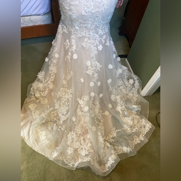 Oleg Cassini 22W Ivory 3D Floral Ballerina  Wedding Dress - Picture 7 of 13